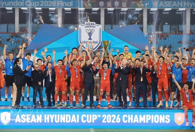 Le président de la FIFA, Gianni Infantino, remet le trophée de l’ASEAN Cup 2026 à l’équipe nationale vietnamienne. Photo : VNA