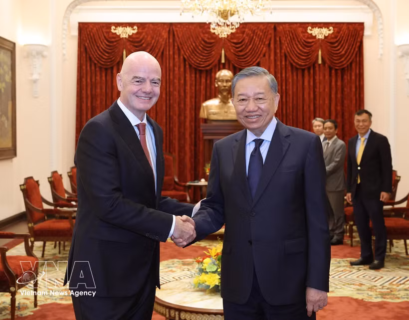 Le secrétaire général du Parti et président vietnamien, Tô Lâm (droite), et le président de la Fédération internationale de football association (FIFA), Gianni Infantino, présent dans la capitale vietnamienne pour assister à la finale retour de l’ASEAN Cup 2026 entre le Vietnam et la Thaïlande. Photo: VNA