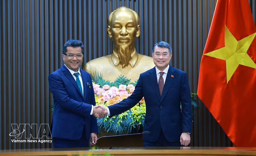 Le Premier ministre Le Minh Hung (droite) reçoit le ministre d’État indien aux Affaires extérieures. Photo: VNA