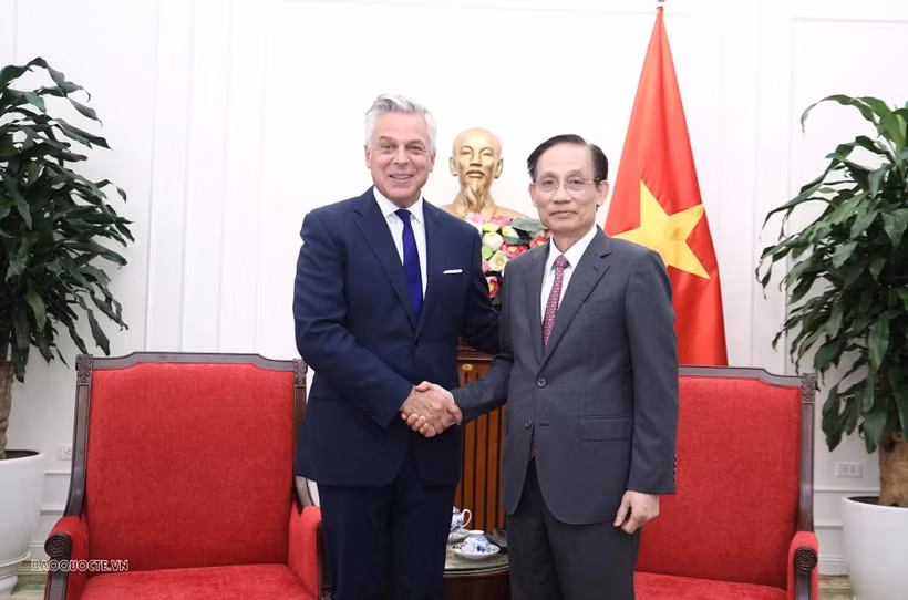 Le ministre des AE Le Hoai Trung (droite) et Jon M. Huntsman, vice-président de Mastercard. Photo: baoquocte.vn