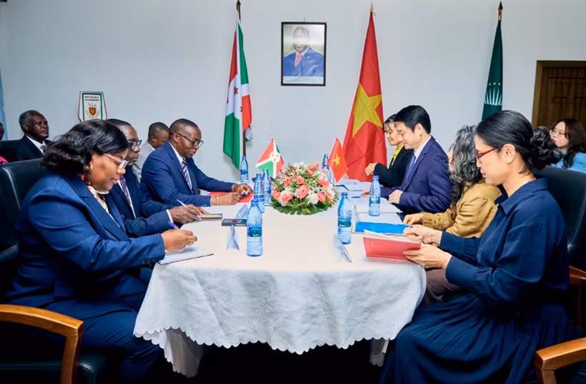 Le vice-ministre vietnamien des Affaires étrangères Le Anh Tuan copréside la première session des consultations politiques Vietnam-Burundi avec le ministre burundais des Affaires étrangères Édouard Bizimana. Photo: Ministère des Affaires étrangères
