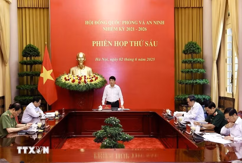 Le Conseil national de défense et de sécurité a tenu sa 6e réunion pour le mandat 2021-2026 ce lundi 2 juin matin à Hanoï. La séance était présidée par Luong Cuong, président du Vietnam et président du Conseil. Photo: VNA