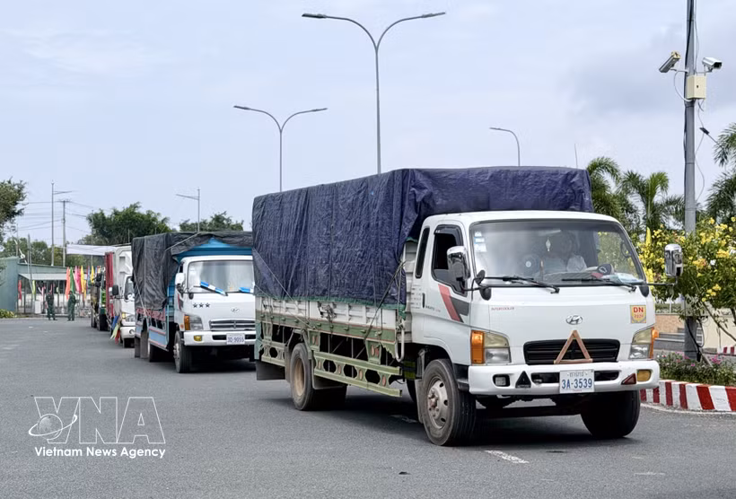 Des camions de marchandises attendent d’effectuer les formalités d’importation au poste-frontière international routier de Khanh Binh. Photo : VNA