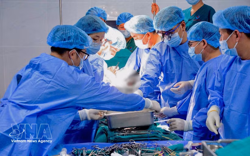 L’hôpital central de Huê a réalisé avec succès deux transplantations rénales consécutives grâce au système de conservation LifePort, portant à cinq le nombre total de greffes utilisant cette technologie. Photo: VNA