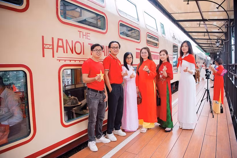 Le train « Cinq portes de la ville » de Hanoï illustre clairement comment l’atmosphère de la Fête nationale peut être intégrée à un produit touristique. Photo: baodautu.vn