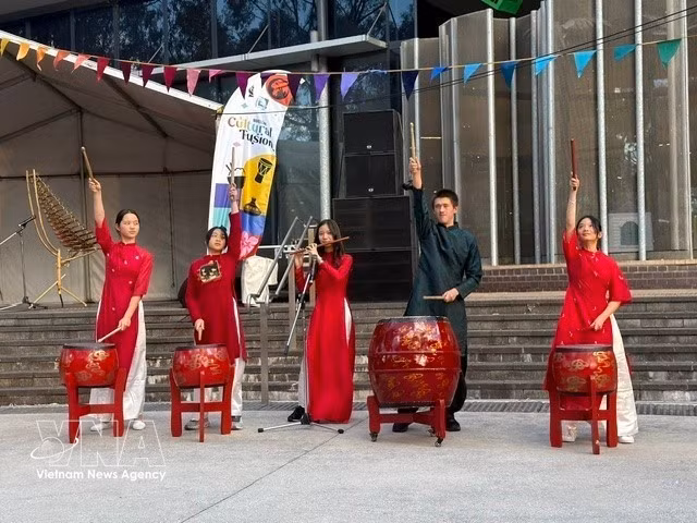 Des enfants de l'atelier d'art de VECTO participent à un spectacle au festival Cultural Fusion de Narellan. Photo : VNA