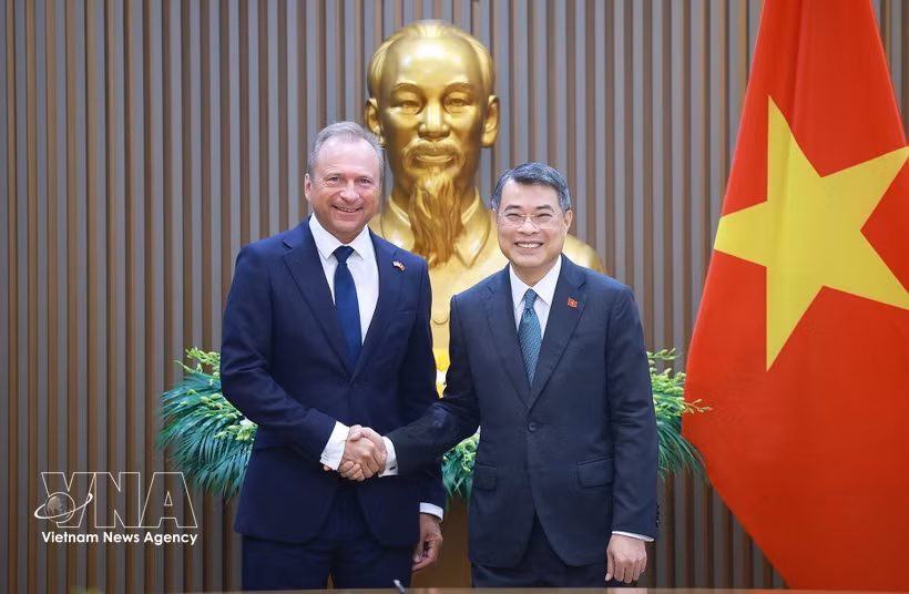 Le Premier ministre Le Minh Hung (droite) et le ministre luxembourgeois des Finances, Gilles Roth. Photo: VNA