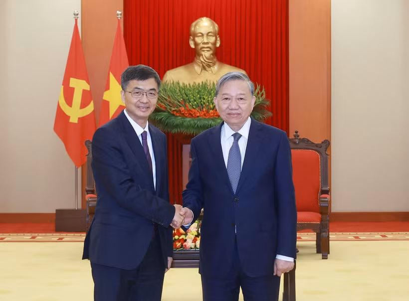 To Lam (droite) et Chen Gang. Photo: VNA