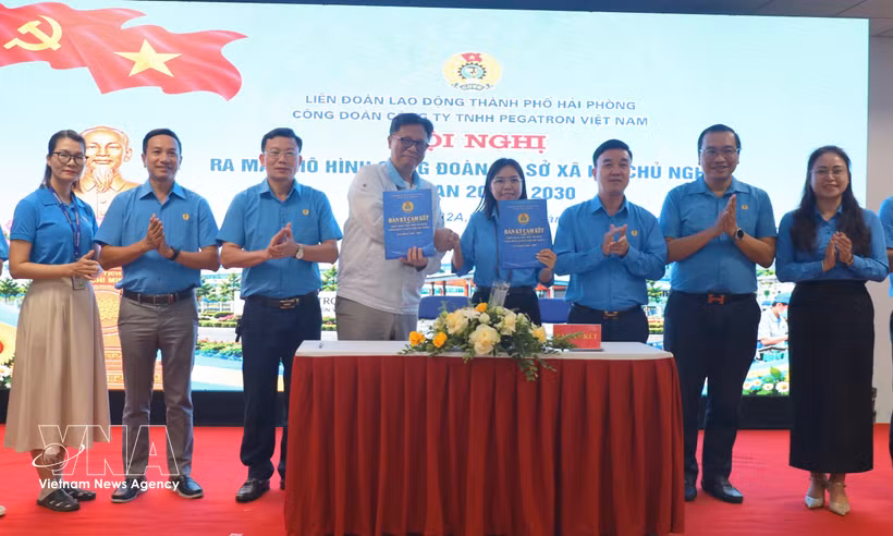 Signature d'un accord d'engagement entre la direction de l'entreprise et le syndicat de la Sarl Pegatron Vietnam. Photo : VNA