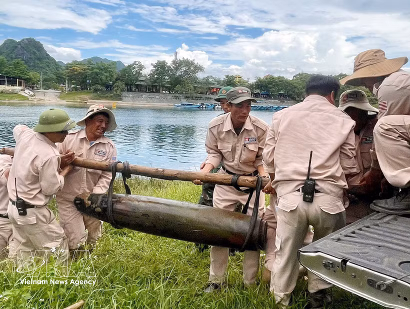 L'équipe de déminage de l’organisation britannique MAG a neutralisé sans incident une bombe découverte dans la commune de Phong Nha, province de Quang Tri. Photo : VNA