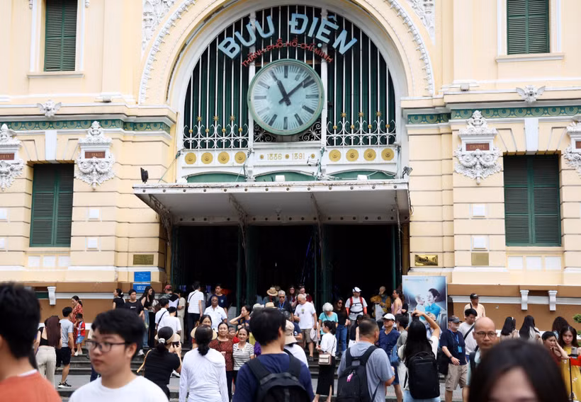 La Poste centrale de Saigon accueille de nombreux visiteurs à l'occasion du 50e anniversaire de la Libération du Sud et de la Réunification nationale. Photo : VNA