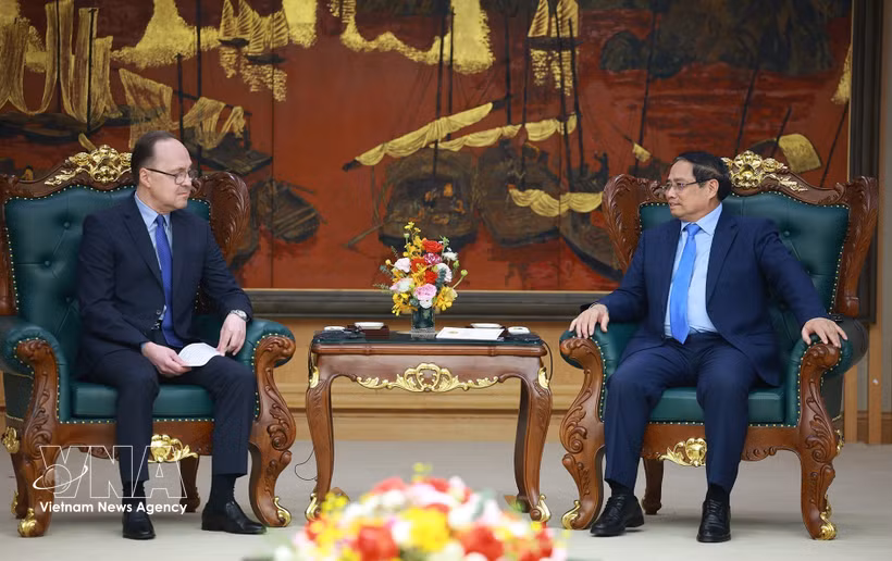 Rencontre entre le Premier ministre Pham Minh Chinh (droite) et l'ambassadeur de Russie au Vietnam. Photo: VNA