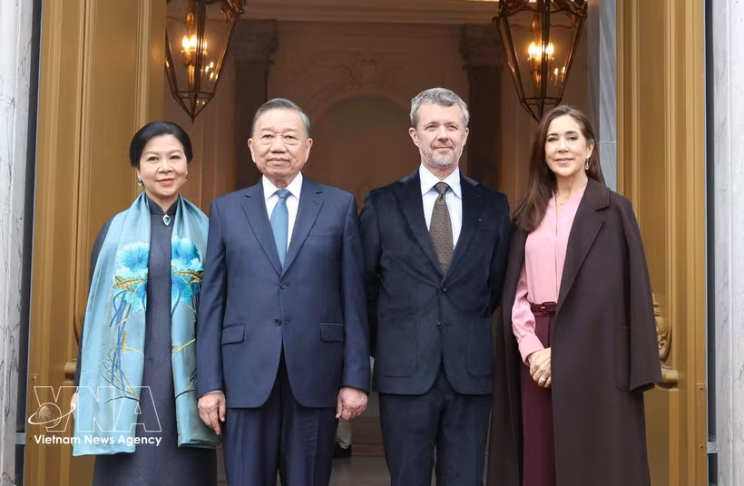 Le secrétaire général du PCV et président de la République, To Lam, et son épouse Ngo Phuong Ly, aux côtés du roi Frederik X et de la reine Mary de Danemark. Photo : VNA