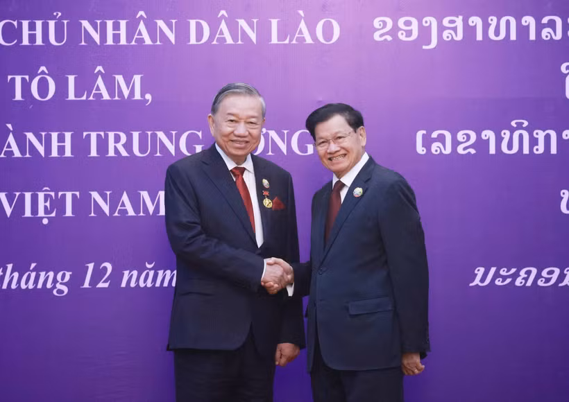 Le secrétaire général du PPRL et président lao Thongloun Sisoulith remet, le 1er décembre, l'Ordre national de l'or du Laos au secrétaire général du Parti communiste du Vietnam (PCV) Tô Lâm. Photo: VNA