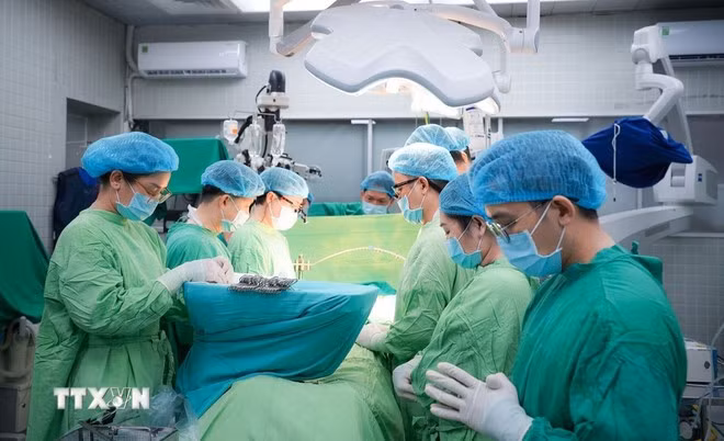 Les médecins réservent une minute de silence en hommage à un donneur d'organes. Photo : VNA