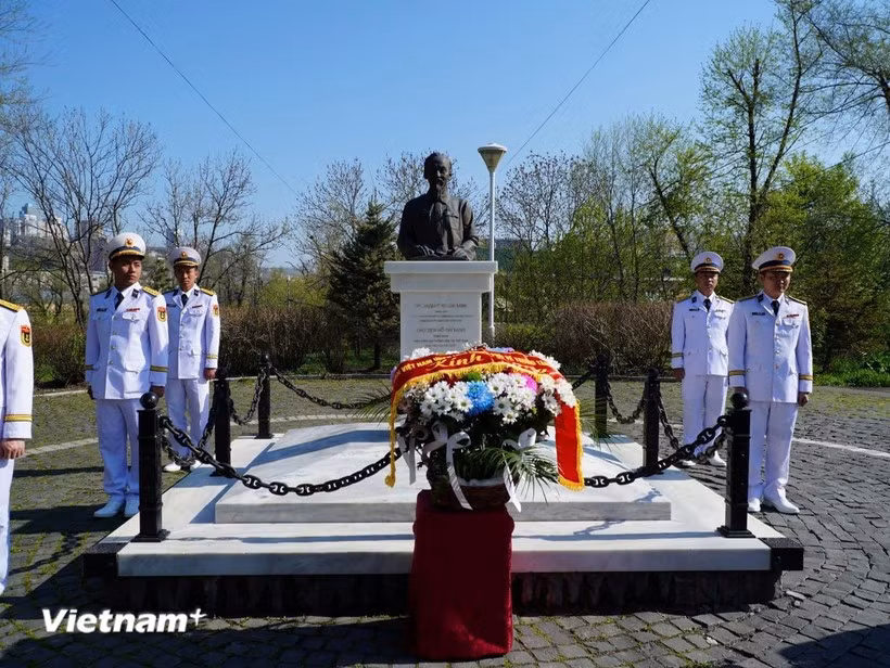 Cérémonie d'offrande de fleurs devant le buste du Président Ho Chi Minh à Vladivostok, en Russie. Photo : VietnamPlus