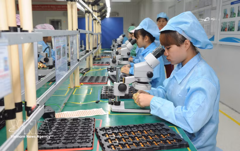 Contrôle de la qualité des produits avant leur expédition chez Vietonic, dans la zone industrielle de Dinh Tram, province de Bac Ninh. Photo : VNA