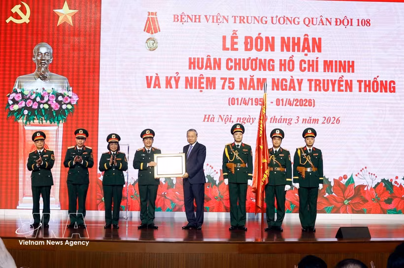 Le secrétaire général To Lam remet l'Ordre Ho Chi Minh à l'Hôpital central militaire 108. Photo : VNA