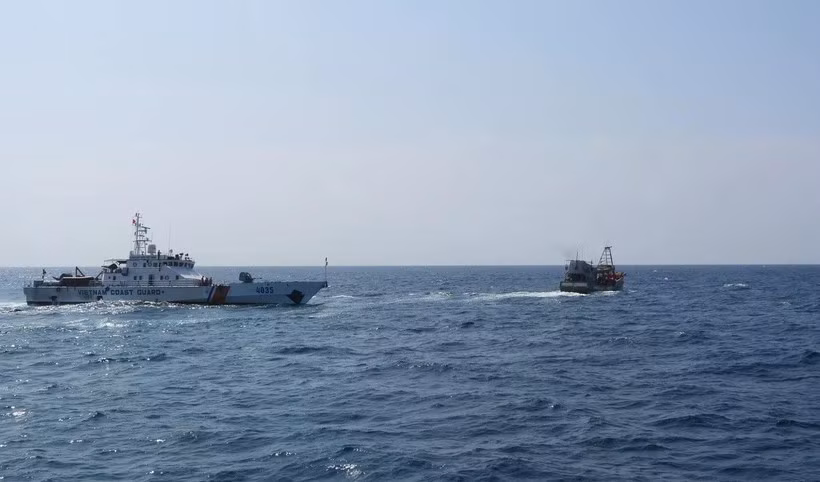 Le commandement de la Région 4 de la Garde côtière vietnamienne, basé dans la province de Cà Mau (Sud), a pris des mesures drastiques pour lutter contre la pêche INN. Photo: VNA