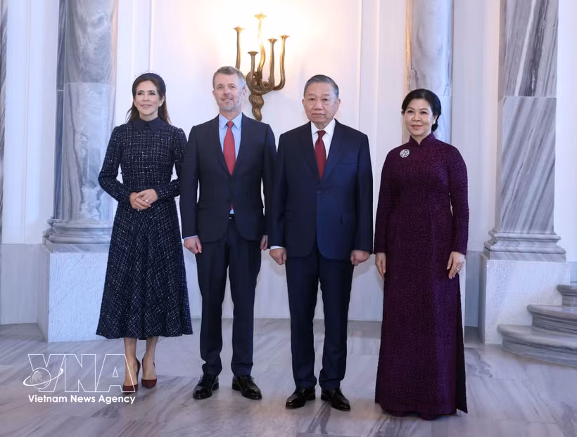 Le secrétaire général du Parti communiste du Vietnam et président de la République, To Lam, et son épouse Ngo Phuong Ly (gauche) rencontrent le roi Frederik X et la reine Mary, dans le cadre de leur visite d’État au Danemark. Photo: VNA