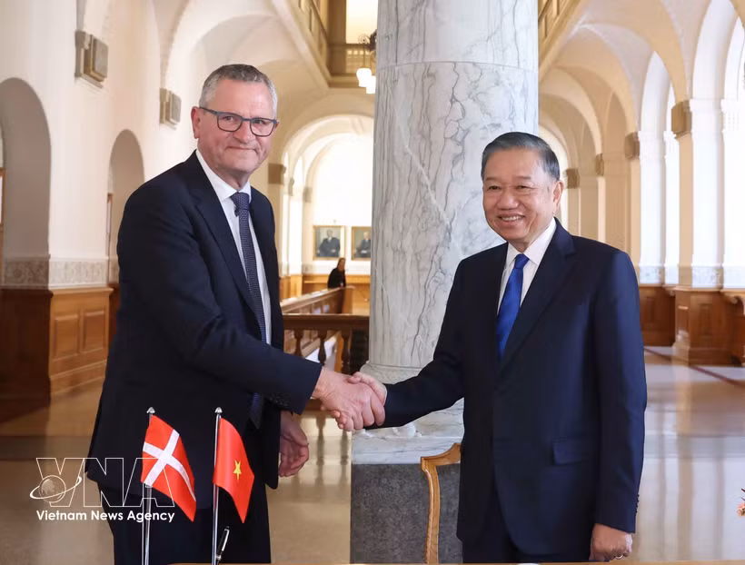 Le secrétaire général du Parti communiste du Vietnam et président de la République, To Lam (à droite) et le président du Parlement danois Henrik Frandsen. Photo: VNA