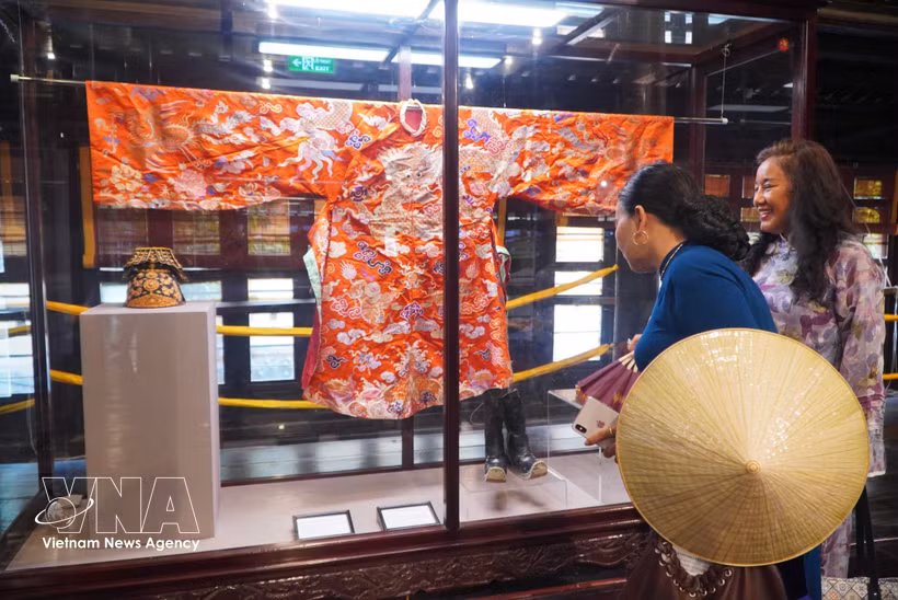 L’exposition rassemble plus de 100 objets et ensembles d’objets datant de la dynastie des Nguyen, issus de 23 collections privées. Photo: VNA