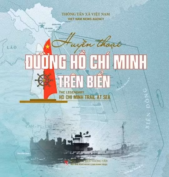 Le livre photo bilingue vietnamien-anglais intitulé "La légende de la piste Hô Chi Minh en mer". Photo: baotintuc.vn