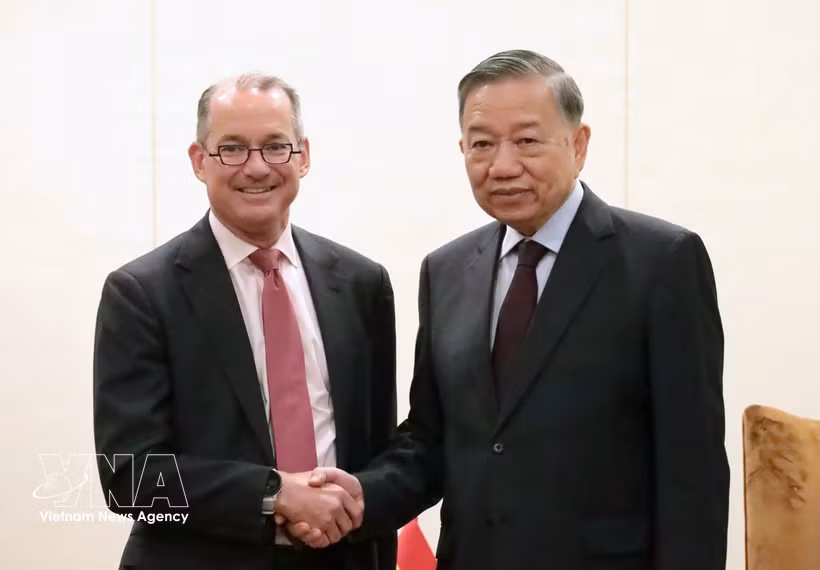 Le haut dirigeant To Lam (droite) et Robert Thomson, vice-président exécutif et responsable mondial des relations gouvernementales de Visa. Photo: VNA