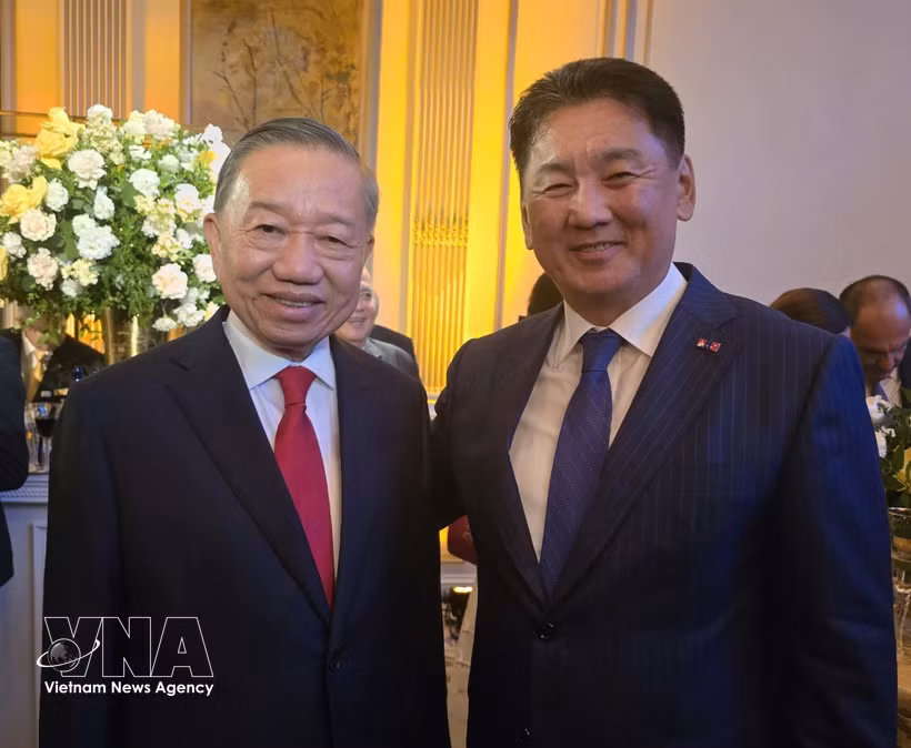 Le secrétaire général du Parti communiste du Vietnam et président vietnamien To Lam (droite) et le président mongol Ukhnaagiin Khürelsükh. Photo: VNA