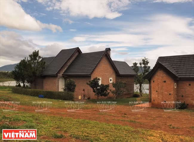 Petites maisons de rêve dans l'enceinte de la ferme.