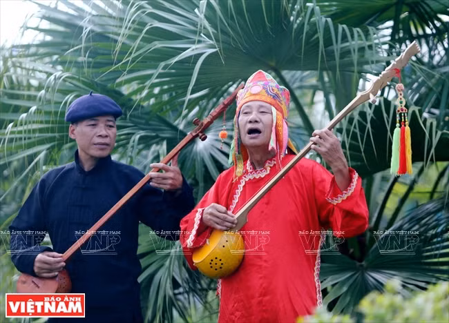Hà Thuân a collecté de nombreux airs anciens de Then. Il a même composé de nouveaux airs.