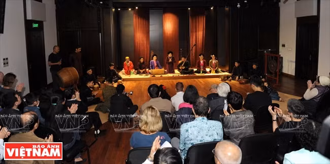 Le programme « Histoire de la musique du Vieux quartier de Hanoi » se déroule au Centre d’échange culturel du Vieux quartier de Hanoi (50, rue Dào Duy Tu). 