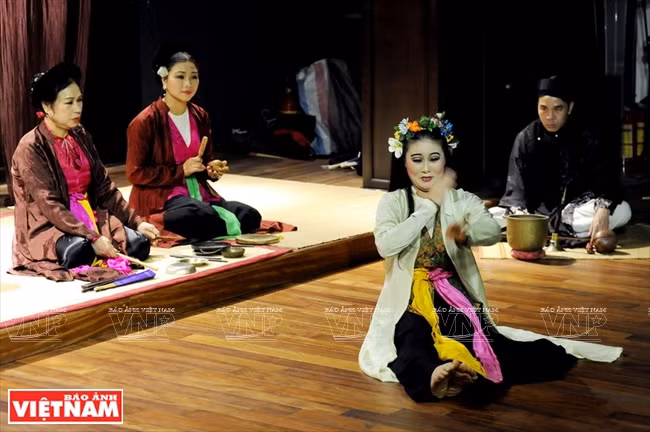 L’Artiste Thuy Ngân joue le rôle d​e Xúy Vân dans la pièce de Chèo « Xúy Vân giả dại » (Xúy Vân simulant la folie). 
