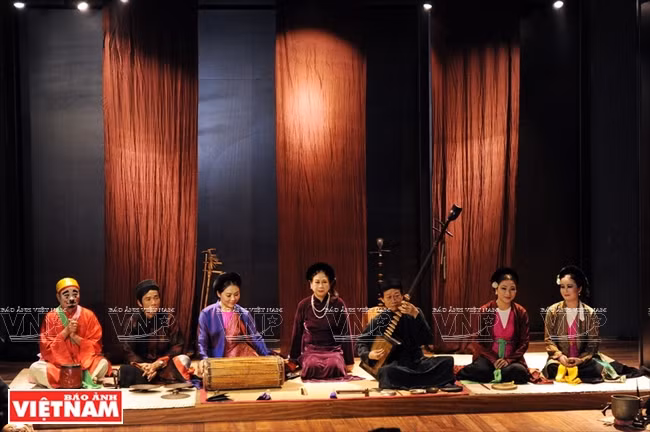 Des artistes du groupe « Dông Kinh cô nhac » interprètent des spectacles comme : ca trù, chèo, xẩm …