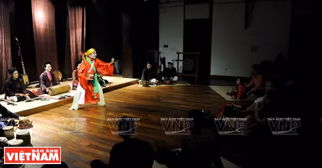 L'Artiste émérite Manh Phong joue le rôle du clown dans une pièce de Chèo (théâtre populaire).