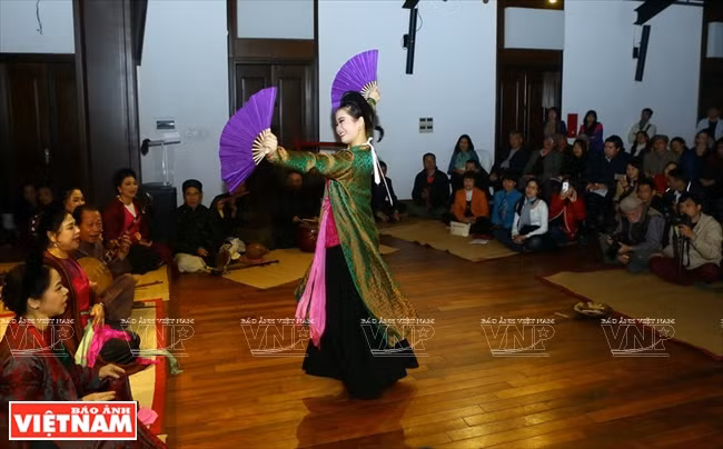 La danse aux éventails au rythme du chant des courtisanes.