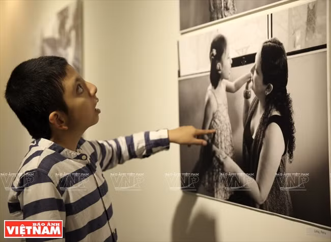  Nem, un personnage du projet photographique de Debbie Rasiel, à l’exposition. 