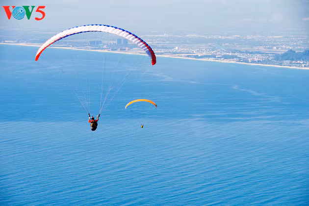 Classé parmi les sports extrêmes, le parachutisme est aussi un loisir intéressant car il permet aux pratiquants de se prendre pour Icare. 