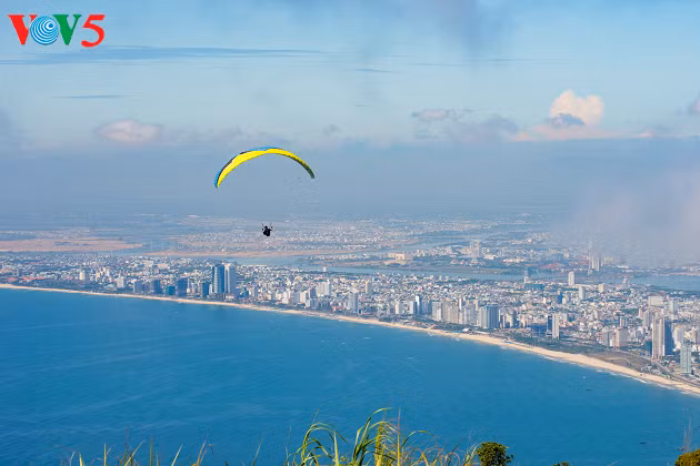 Se jeter dans l’air, voler comme un oiseau et découvrir des paysages pittoresques : les quelques minutes vécues en chute libre, puis en vol sous voile, sont inoubliables. 
