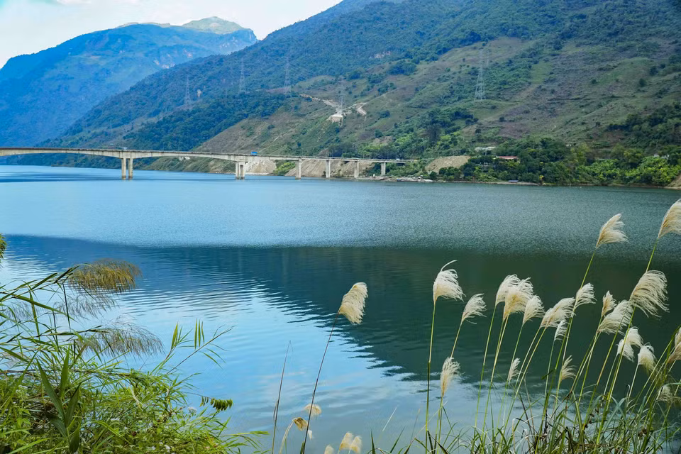 La beauté ineffable du lac-réservoir de Son La dans le chef-lieu de Muong Lay. Photo: VNA