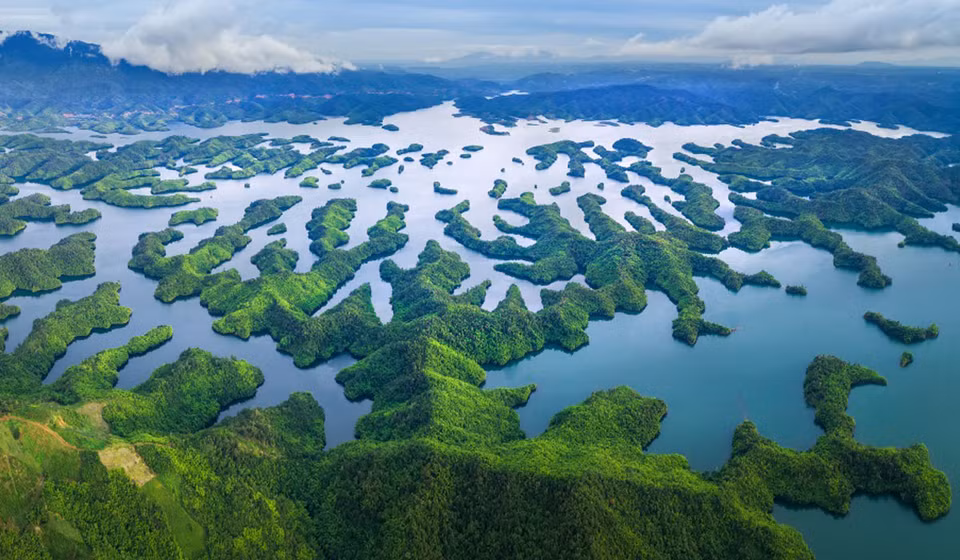 La beauté paisible et la particularité unique de 36 grandes et petites îles, disséminées sur la surface paisible du lac.