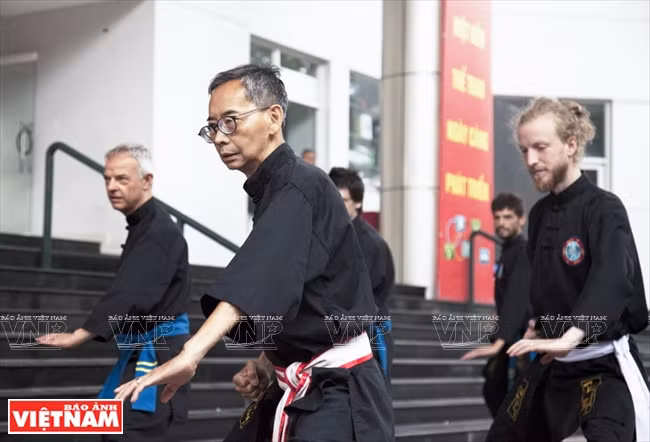 Par des mouvements simples, mais bien coordonnés selon l'harmonie du Ying et du Yang, le Thuy Phap renforce le métabolisme. 