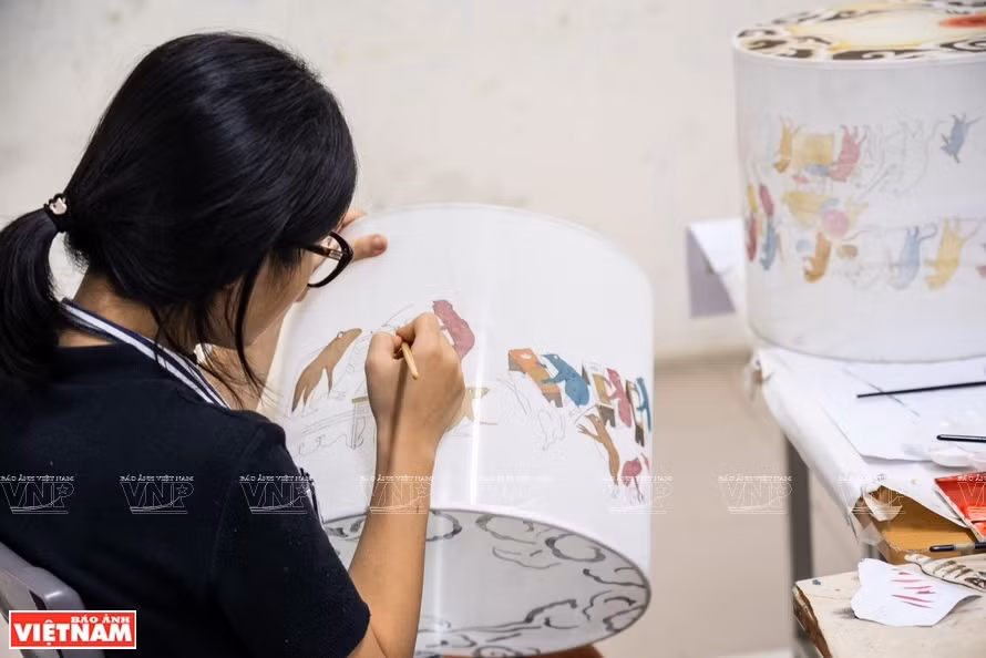 Peindre un estampe de Hang Trong sur une lanterne. Photo: Vietnam Illustré