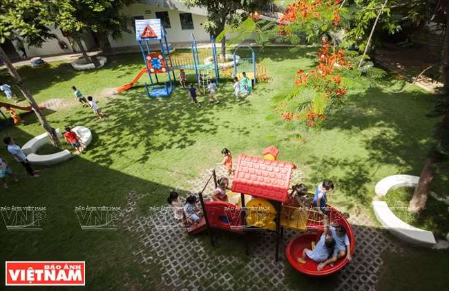 Des enfants s'amusent dans la cour de récréation.