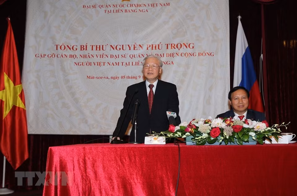 Nguyen Phu Trong rencontre les cadres de l'ambassade et des représentants de la communauté des Vietnamiens en Russie. 