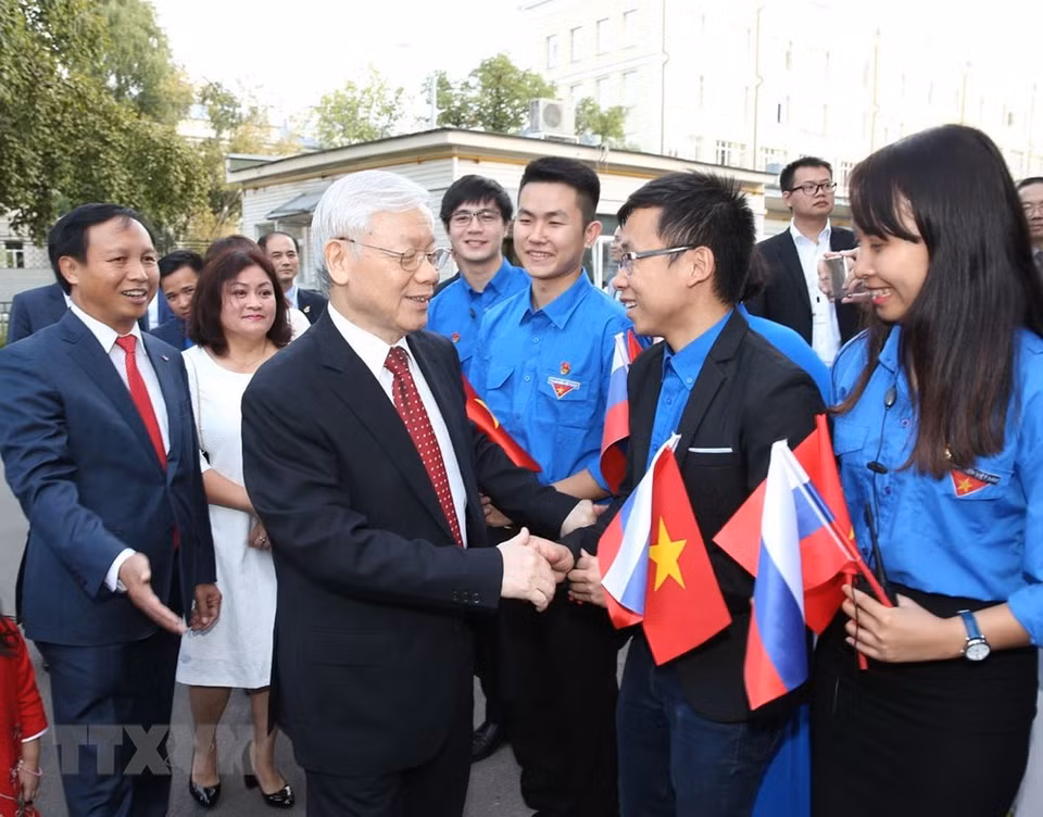 Le secrétaire général du PCV rencontre les cadres de l'ambassade et des représentants de la communauté des Vietnamiens en Russie.