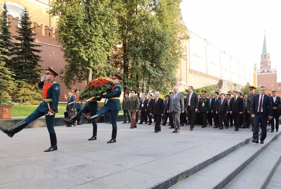 La délégation vietnamienne est allée déposer une gerbe de fleurs au mémorial du soldat inconnu. 