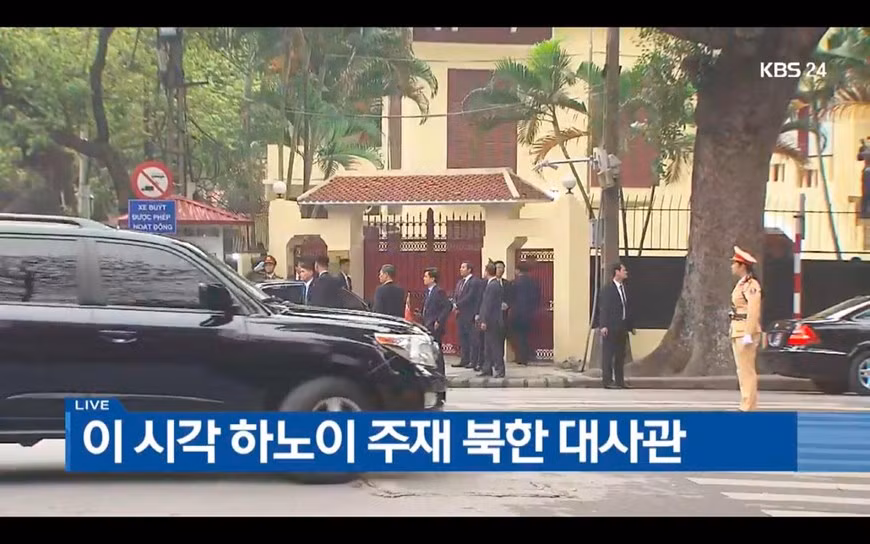 L'équipe d'escorte attend devant l'ambassade.