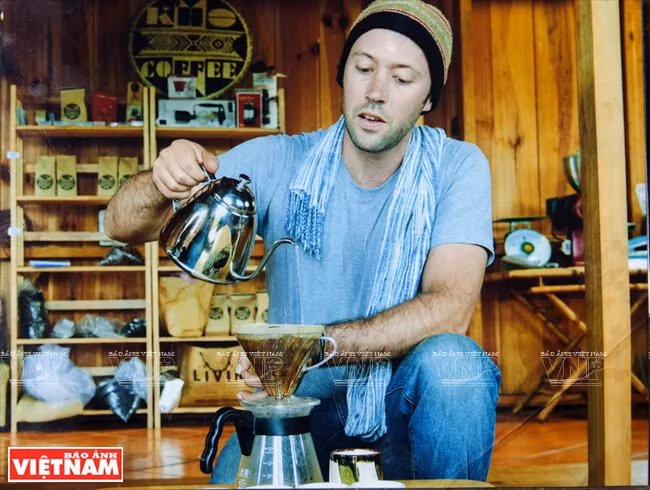 Joshua montre comment préparer le « K'Ho Café » pour garder sa saveur unique. 