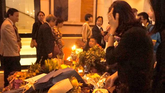 Les participants déposent des fleurs…